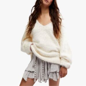 Free People Soft V-Neck Sparrow Sweater - Cream size Medium NWT